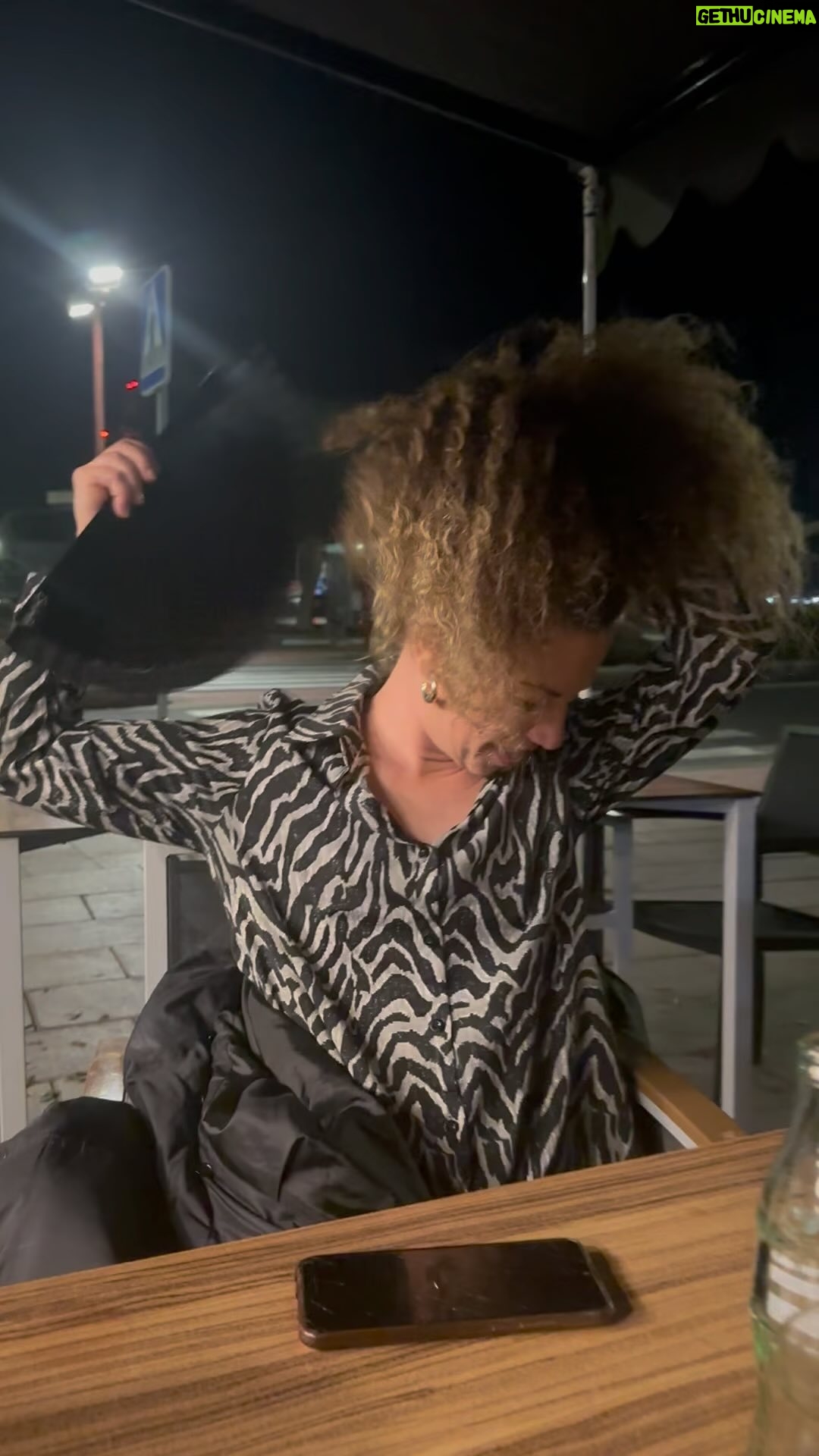 Ana Morgade Instagram - Finde en Fuerteventura de Impro a fuego y mucha comida rica, sol y risa buena. En el error improvisamos sobre equivocarse, que es la base de la vida, la comedia, y mi currículum, la verdad. De grandes fracasos surgieron grandes inventos, maravillosas historias, relaciones épicas. Erremos más y mejor.