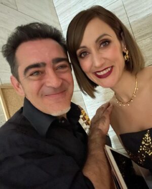 Ana Morgade Instagram - Rosario de fotos de la noche inaugural del @festicinehuelva de este año!
Aquí me tenéis vestida de arbolito de navidad glamour encantada de la vida, con joyería de @alhajacultstore (QUÉ MONADAS QUE TIENEN), felices con el equipazo nada más terminar, haciéndonos posados de portada del Venca la @virginiariezu y yo (te como la carita!), vestida para la alfombra roja con el vestido invertido (también bautizado por aquí como EL SUGUS DE PIÑA 😂), feliz de pisar el mismo escenario que el genio de Raúl Rodríguez (y la gloriosa Martirio, qué reina es, de verdad). Y repasando como si estuviera a las puertas de Selectividad 🥸. Qué suerte tengo de trabajar en esto