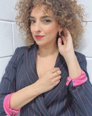 Ana Morgade Instagram - Rosario de fotos de la noche inaugural del @festicinehuelva de este año!
Aquí me tenéis vestida de arbolito de navidad glamour encantada de la vida, con joyería de @alhajacultstore (QUÉ MONADAS QUE TIENEN), felices con el equipazo nada más terminar, haciéndonos posados de portada del Venca la @virginiariezu y yo (te como la carita!), vestida para la alfombra roja con el vestido invertido (también bautizado por aquí como EL SUGUS DE PIÑA 😂), feliz de pisar el mismo escenario que el genio de Raúl Rodríguez (y la gloriosa Martirio, qué reina es, de verdad). Y repasando como si estuviera a las puertas de Selectividad 🥸. Qué suerte tengo de trabajar en esto