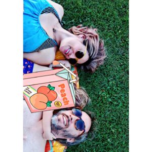 Ana Morgade Instagram - Así va el verano: piscineces, familia contenta, bricomanualidades con papel higiénico, videollamadas para cenar, echar de menos, fiestas cañís y pincha-éssitos de ahora y siempre, piratas de barro, selfies de sofá, pies de bebé. 

Subo pocas fotos porque ya sabéis que mi bebesito no suele aparecer por aquí y en verano bebesito y yo somos como Andy y Lucas, un solo ente.