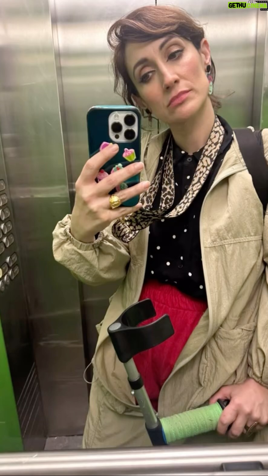 Ana Morgade Instagram - Doble llenazo anoche en Bilbao! Gracias a todas las personitas que llenasteis el palacio Euskalduna y al hotel por ser unos monadas. Esta señora coja se vuelve muy contenta a su casa 🥳