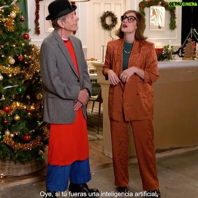 Ana Morgade Instagram - Chiquis, que no es broma! Que salgo en el anuncio de @campofrio de Navidad de este año. Qué lujo, qué sueño, qué todo. Siempre se lo toman con humor, y aquí estoy charlandito con @fofito.aragon.oficial , todo un referente de las humoristas que ya tenemos una edad y pico (siendo yo una joven promesa y una señora al mismo tiempo, que lo soy). Nos hemos preguntado qué haríamos si fuésemos una IA. Así, por echar el rato. Por cierto, si no habéis visto el ya mítico anuncio de #CampofrIA os lo dejo en stories, que soy majísima. Feliz NAVIDAD, caris! 😍🎄❄️🎅🏼🤩