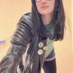 Ana Morgade Instagram - Acabo de hacer de mí misma EN 2007! Fortérrimo este look: esos shorts con malla, esas chapitas con chupa de cuero, ese pelo negriplanchao, ese flequillo a bocaítos, esa gafa rectangular, las converse de licenciado en comedia homologado, la cincha del pelo… tutto tremendo! Todo esto es culpa de @jj_vaquero , que conste. Qué rebién que me lo he pasado #SujétameElCubata
