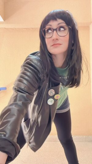 Ana Morgade Instagram - Acabo de hacer de mí misma EN 2007! Fortérrimo este look: esos shorts con malla, esas chapitas con chupa de cuero, ese pelo negriplanchao, ese flequillo a bocaítos, esa gafa rectangular, las converse de licenciado en comedia homologado, la cincha del pelo… tutto tremendo!

Todo esto es culpa de @jj_vaquero , que conste. Qué rebién que me lo he pasado #SujétameElCubata