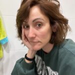 Ana Morgade Instagram - 44. Cuarenta y cuatro tengo. No he puesto filtros, no llevo maquillaje ni crema ni hostias. Me acabo de despertar. Estoy en el baño en pijama, todo el mundo duerme. Aún no he escuchado ni leído los mensajes de cumple, no me ha dado tiempo a contestar. Tengo mucho curro y estoy muy contenta y muerta de sueño. Os dejo, que me tengo que duchar y desayunar y vestirme y cerrar la maleta y salir para la estación y cagarme en todo porque me he dejado un montón de cosas como siempre. Fua, el sueño que tengo, titis. Sé que no es muy pronto, pero me acosté tardísimo, alguien me ha llamado al telefonillo a las 5 (CAPACHAO) y a las 2 y a las 6 bebesito quería cosas. Pero EH. Que tengo CUARENTA Y CUATRO y sigo aquí. Como puedo. Soñando cosas que ya no se pueden pedir por tu cumpleaños.
