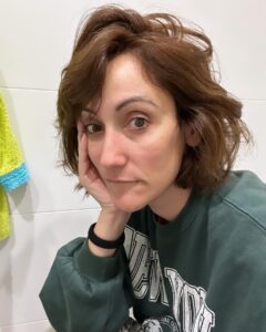 Ana Morgade Instagram - 44. Cuarenta y cuatro tengo. No he puesto filtros, no llevo maquillaje ni crema ni hostias. Me acabo de despertar. Estoy en el baño en pijama, todo el mundo duerme. Aún no he escuchado ni leído los mensajes de cumple, no me ha dado tiempo a contestar. Tengo mucho curro y estoy muy contenta y muerta de sueño. Os dejo, que me tengo que duchar y desayunar y vestirme y cerrar la maleta y salir para la estación y cagarme en todo porque me he dejado un montón de cosas como siempre. Fua, el sueño que tengo, titis. Sé que no es muy pronto, pero me acosté tardísimo, alguien me ha llamado al telefonillo a las 5 (CAPACHAO) y a las 2 y a las 6 bebesito quería cosas. Pero EH. Que tengo CUARENTA Y CUATRO y sigo aquí. Como puedo. Soñando cosas que ya no se pueden pedir por tu cumpleaños.