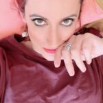 Ana Morgade Instagram - Así va el verano: piscineces, familia contenta, bricomanualidades con papel higiénico, videollamadas para cenar, echar de menos, fiestas cañís y pincha-éssitos de ahora y siempre, piratas de barro, selfies de sofá, pies de bebé. Subo pocas fotos porque ya sabéis que mi bebesito no suele aparecer por aquí y en verano bebesito y yo somos como Andy y Lucas, un solo ente.