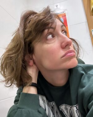 Ana Morgade Instagram - 44. 
Cuarenta y cuatro tengo. No he puesto filtros, no llevo maquillaje ni crema ni hostias. Me acabo de despertar. Estoy en el baño en pijama, todo el mundo duerme. Aún no he escuchado ni leído los mensajes de cumple, no me ha dado tiempo a contestar. Tengo mucho curro y estoy muy contenta y muerta de sueño. Os dejo, que me tengo que duchar y desayunar y vestirme y cerrar la maleta y salir para la estación y cagarme en todo porque me he dejado un montón de cosas como siempre. Fua, el sueño que tengo, titis. Sé que no es muy pronto, pero me acosté tardísimo, alguien me ha llamado al telefonillo a las 5 (CAPACHAO) y a las 2 y a las 6 bebesito quería cosas. Pero EH. Que tengo CUARENTA Y CUATRO y sigo aquí. Como puedo. Soñando cosas que ya no se pueden pedir por tu cumpleaños.
