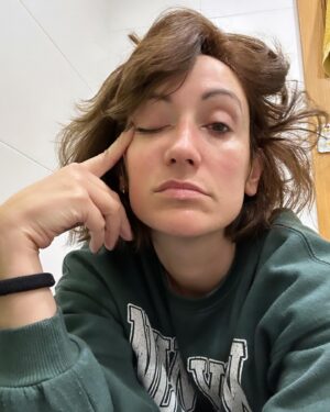 Ana Morgade Instagram - 44. 
Cuarenta y cuatro tengo. No he puesto filtros, no llevo maquillaje ni crema ni hostias. Me acabo de despertar. Estoy en el baño en pijama, todo el mundo duerme. Aún no he escuchado ni leído los mensajes de cumple, no me ha dado tiempo a contestar. Tengo mucho curro y estoy muy contenta y muerta de sueño. Os dejo, que me tengo que duchar y desayunar y vestirme y cerrar la maleta y salir para la estación y cagarme en todo porque me he dejado un montón de cosas como siempre. Fua, el sueño que tengo, titis. Sé que no es muy pronto, pero me acosté tardísimo, alguien me ha llamado al telefonillo a las 5 (CAPACHAO) y a las 2 y a las 6 bebesito quería cosas. Pero EH. Que tengo CUARENTA Y CUATRO y sigo aquí. Como puedo. Soñando cosas que ya no se pueden pedir por tu cumpleaños.