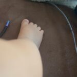 Ana Morgade Instagram – Así va el verano: piscineces, familia contenta, bricomanualidades con papel higiénico, videollamadas para cenar, echar de menos, fiestas cañís y pincha-éssitos de ahora y siempre, piratas de barro, selfies de sofá, pies de bebé. 

Subo pocas fotos porque ya sabéis que mi bebesito no suele aparecer por aquí y en verano bebesito y yo somos como Andy y Lucas, un solo ente.