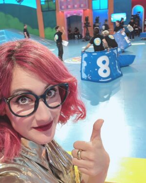 Ana Morgade Instagram - Esta noche me pongo bien de dorados y broches para darlo todérrimo en @grandprix_tve con la gente ultra monada de Aguilar de Campoo! 
Por favor, verlo todo hasta el final porque la emoción es MUCHA! 
#aguilardecampoo #ElProgramaParaElAbueloYParaElNiño #BienDeVaquilla