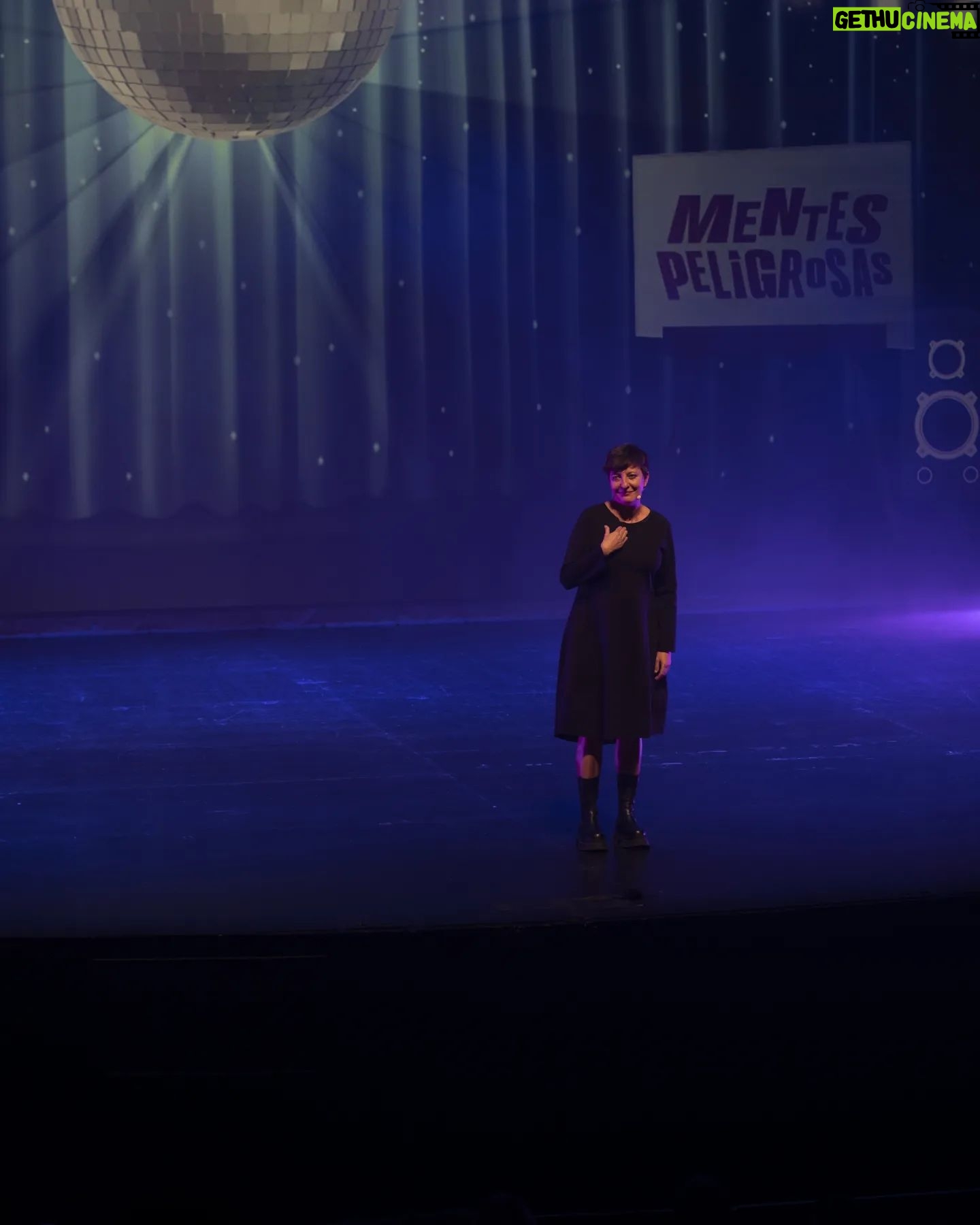 Ana Morgade Instagram - Fue una cita un tanto... Accidentada. Pero no quita lo bien que lo pasamos. Doblete en Santander con entradas agotadas con Ana Morgade, Álex Clavero, Eva Hache y J.J. Vaquero. Cuatro Mentes Peligrosas con mucho que compartir. ¿Os gustó la lección? 📚 🔜 Bilbao, Vigo, Burgos, Barcelona... ¡Nos vemos MUY pronto! 🧠 #MentesPeligrosas