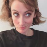 Ana Morgade Instagram - Hoy me he maquillado muy mona y se me ha olvidado hacerme fotos porque SOY ASÍ YO y antes de derrumbarme en el sofá digo: hazte una serie de fotos, gandulaza, que te vas a arrepentir. Y a la tercera foto (a ver si te crees que cuelgo la primera que me hago, amor de cristo), me he dado cuenta de que llevo las gafas del glamour: tienen celo verde en las patillas (el que pillé en el momento) porque se me caen si lo quito (me hacen de tope), y les falta LITERALMENTE un trozo de montura (se me cayeron hace varios años) y las pegué con pegamento de contacto porque soy una mujer con recursos. Y qué le diría a quien piense que soy una cutre? Pues la foto seis para su carita preciosa.
