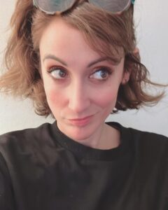 Ana Morgade Instagram - Hoy me he maquillado muy mona y se me ha olvidado hacerme fotos porque SOY ASÍ YO y antes de derrumbarme en el sofá digo: hazte una serie de fotos, gandulaza, que te vas a arrepentir. Y a la tercera foto (a ver si te crees que cuelgo la primera que me hago, amor de cristo), me he dado cuenta de que llevo las gafas del glamour: tienen celo verde en las patillas (el que pillé en el momento) porque se me caen si lo quito (me hacen de tope), y les falta LITERALMENTE un trozo de montura (se me cayeron hace varios años) y las pegué con pegamento de contacto porque soy una mujer con recursos. Y qué le diría a quien piense que soy una cutre? Pues la foto seis para su carita preciosa.