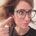 Ana Morgade Instagram - Hoy me he maquillado muy mona y se me ha olvidado hacerme fotos porque SOY ASÍ YO y antes de derrumbarme en el sofá digo: hazte una serie de fotos, gandulaza, que te vas a arrepentir. Y a la tercera foto (a ver si te crees que cuelgo la primera que me hago, amor de cristo), me he dado cuenta de que llevo las gafas del glamour: tienen celo verde en las patillas (el que pillé en el momento) porque se me caen si lo quito (me hacen de tope), y les falta LITERALMENTE un trozo de montura (se me cayeron hace varios años) y las pegué con pegamento de contacto porque soy una mujer con recursos. Y qué le diría a quien piense que soy una cutre? Pues la foto seis para su carita preciosa.