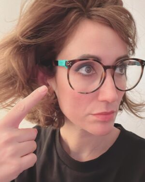 Ana Morgade Instagram - Hoy me he maquillado muy mona y se me ha olvidado hacerme fotos porque SOY ASÍ YO y antes de derrumbarme en el sofá digo: hazte una serie de fotos, gandulaza, que te vas a arrepentir. 
Y a la tercera foto (a ver si te crees que cuelgo la primera que me hago, amor de cristo), me he dado cuenta de que llevo las gafas del glamour: tienen celo verde en las patillas (el que pillé en el momento) porque se me caen si lo quito (me hacen de tope), y les falta LITERALMENTE un trozo de montura (se me cayeron hace varios años) y las pegué con pegamento de contacto porque soy una mujer con recursos. 

Y qué le diría a quien piense que soy una cutre? Pues la foto seis para su carita preciosa.