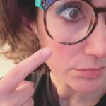Ana Morgade Instagram - Hoy me he maquillado muy mona y se me ha olvidado hacerme fotos porque SOY ASÍ YO y antes de derrumbarme en el sofá digo: hazte una serie de fotos, gandulaza, que te vas a arrepentir. Y a la tercera foto (a ver si te crees que cuelgo la primera que me hago, amor de cristo), me he dado cuenta de que llevo las gafas del glamour: tienen celo verde en las patillas (el que pillé en el momento) porque se me caen si lo quito (me hacen de tope), y les falta LITERALMENTE un trozo de montura (se me cayeron hace varios años) y las pegué con pegamento de contacto porque soy una mujer con recursos. Y qué le diría a quien piense que soy una cutre? Pues la foto seis para su carita preciosa.