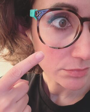 Ana Morgade Instagram - Hoy me he maquillado muy mona y se me ha olvidado hacerme fotos porque SOY ASÍ YO y antes de derrumbarme en el sofá digo: hazte una serie de fotos, gandulaza, que te vas a arrepentir. 
Y a la tercera foto (a ver si te crees que cuelgo la primera que me hago, amor de cristo), me he dado cuenta de que llevo las gafas del glamour: tienen celo verde en las patillas (el que pillé en el momento) porque se me caen si lo quito (me hacen de tope), y les falta LITERALMENTE un trozo de montura (se me cayeron hace varios años) y las pegué con pegamento de contacto porque soy una mujer con recursos. 

Y qué le diría a quien piense que soy una cutre? Pues la foto seis para su carita preciosa.
