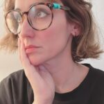 Ana Morgade Instagram - Hoy me he maquillado muy mona y se me ha olvidado hacerme fotos porque SOY ASÍ YO y antes de derrumbarme en el sofá digo: hazte una serie de fotos, gandulaza, que te vas a arrepentir. Y a la tercera foto (a ver si te crees que cuelgo la primera que me hago, amor de cristo), me he dado cuenta de que llevo las gafas del glamour: tienen celo verde en las patillas (el que pillé en el momento) porque se me caen si lo quito (me hacen de tope), y les falta LITERALMENTE un trozo de montura (se me cayeron hace varios años) y las pegué con pegamento de contacto porque soy una mujer con recursos. Y qué le diría a quien piense que soy una cutre? Pues la foto seis para su carita preciosa.