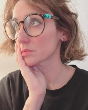Ana Morgade Instagram - Hoy me he maquillado muy mona y se me ha olvidado hacerme fotos porque SOY ASÍ YO y antes de derrumbarme en el sofá digo: hazte una serie de fotos, gandulaza, que te vas a arrepentir. 
Y a la tercera foto (a ver si te crees que cuelgo la primera que me hago, amor de cristo), me he dado cuenta de que llevo las gafas del glamour: tienen celo verde en las patillas (el que pillé en el momento) porque se me caen si lo quito (me hacen de tope), y les falta LITERALMENTE un trozo de montura (se me cayeron hace varios años) y las pegué con pegamento de contacto porque soy una mujer con recursos. 

Y qué le diría a quien piense que soy una cutre? Pues la foto seis para su carita preciosa.