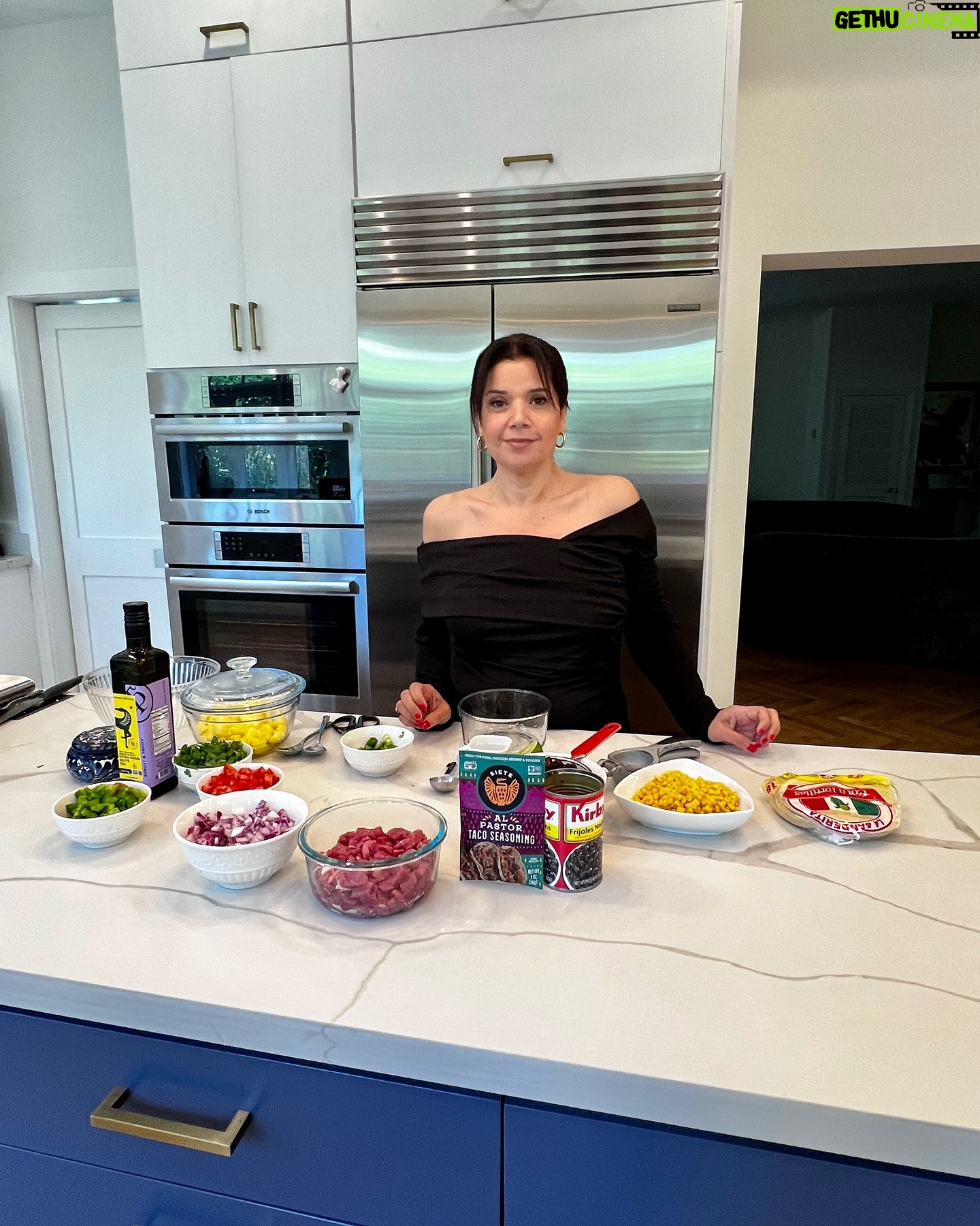 Ana Navarro Instagram - Taco Friday at our house, courtesy of @sietefoods & @evalongoria. Easy-peasy, quick and taste really good. Tacos Al Pastor: - @sietefoods Al Pastor taco seasoning - 1 lb cubed pork loin (I’m sure you can substitute in tofu or fish or whatever, if you don’t eat pork 🤦🏻♀️) - diced jalapeño pepper 🌶️ - cubed fresh pineapple🍍 - 2 tbs olive oil - fresh chopped cilantro