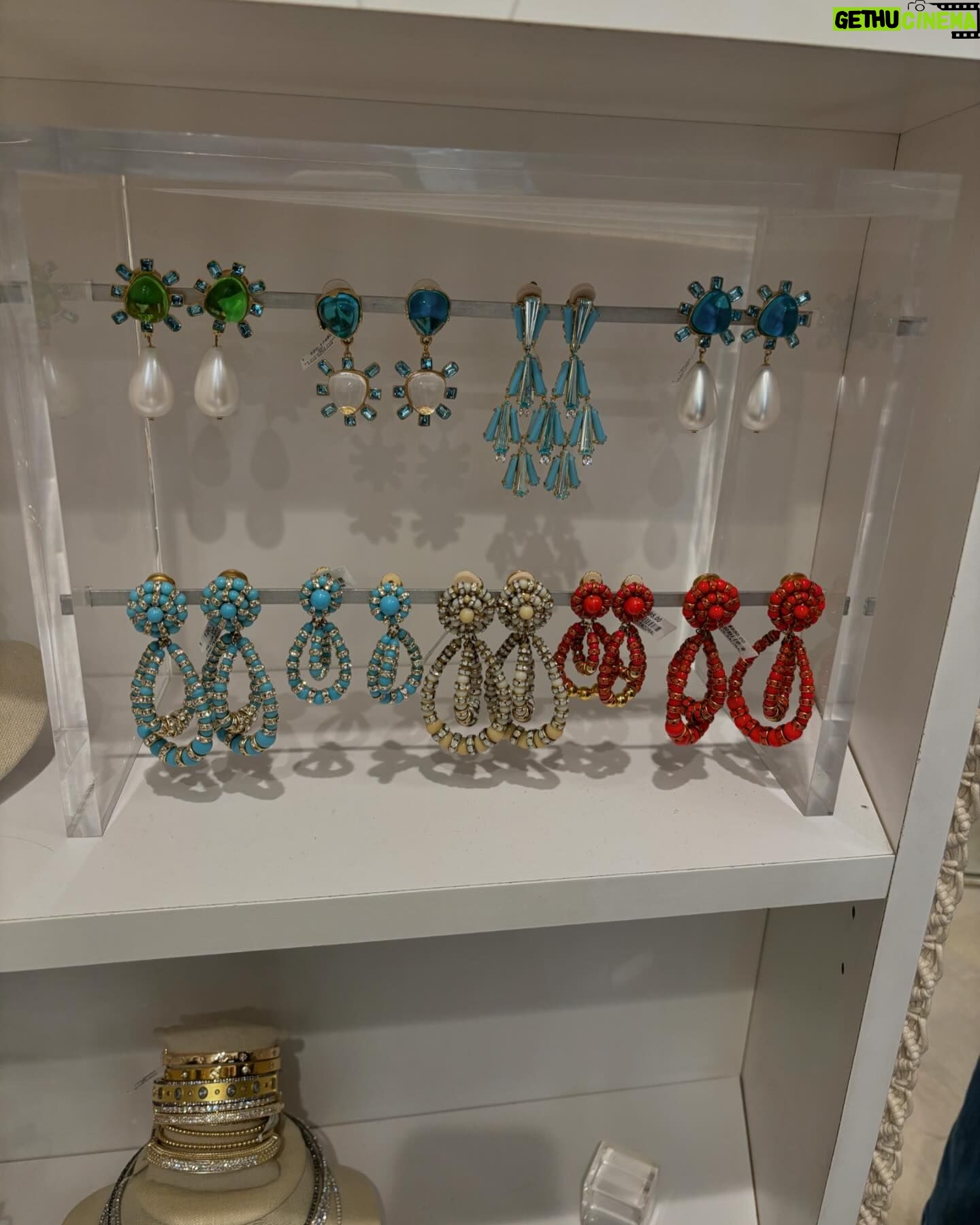Ana Navarro Instagram - I ❤️❤️❤️ statement earrings. The louder the statement, the better. Had so much fun trying on sparkly, dangly things at @jennifermillerjewelry today. It’s like stepping into a jewelry box and playing dress-up. Most fun I can have that’s not fattening or bad for my liver.