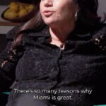 Ana Navarro Instagram - I love Miami, people!! I love to start my day with a café con leche. I love the ventanitas throughout the city. And I love to have a glass of wine and watch the Miami sunset, particularly with pastelones on the beach. There’s really only one thing that’s not so great about Miami… 🤣 Thank you to my dear friend @ananavarrofl for joining me at the latest live recording of Longer Tables at @thelincolndc. You can listen to our full conversation (and all of Ana’s hot takes!) anywhere you get your podcasts.
