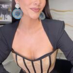 Ana Patricia Gámez Instagram – Ustedes se prueban la ropa antes o después de arreglarse? ✨ Primer look de la semana en @EnamorandonosUsa 🖤 Set: www.Beashion.com