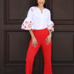 Ana Patricia Gámez Instagram - Nuevo top 🌸 blusa bordada www.Beashion.com 🌻 Paras estas fotos tenía a la mejor ayudante y a un gran fotógrafo 🥰 mi Mamá & @Juanito_visual_ El look completo es de @BeashionBoutique 🧡