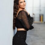 Ana Patricia Gámez Instagram - Posa cómo si no tuvieras que sumir la panza 🤭 Feliz viernes 🖤 Lista para el fin de semana y el día más alegre en @EnamorandonosUsa ✨ Set: www.Beashion.com 💄 @BbellaByMillie 📸 @Juanito_visual_
