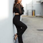 Ana Patricia Gámez Instagram - Posa cómo si no tuvieras que sumir la panza 🤭 Feliz viernes 🖤 Lista para el fin de semana y el día más alegre en @EnamorandonosUsa ✨ Set: www.Beashion.com 💄 @BbellaByMillie 📸 @Juanito_visual_