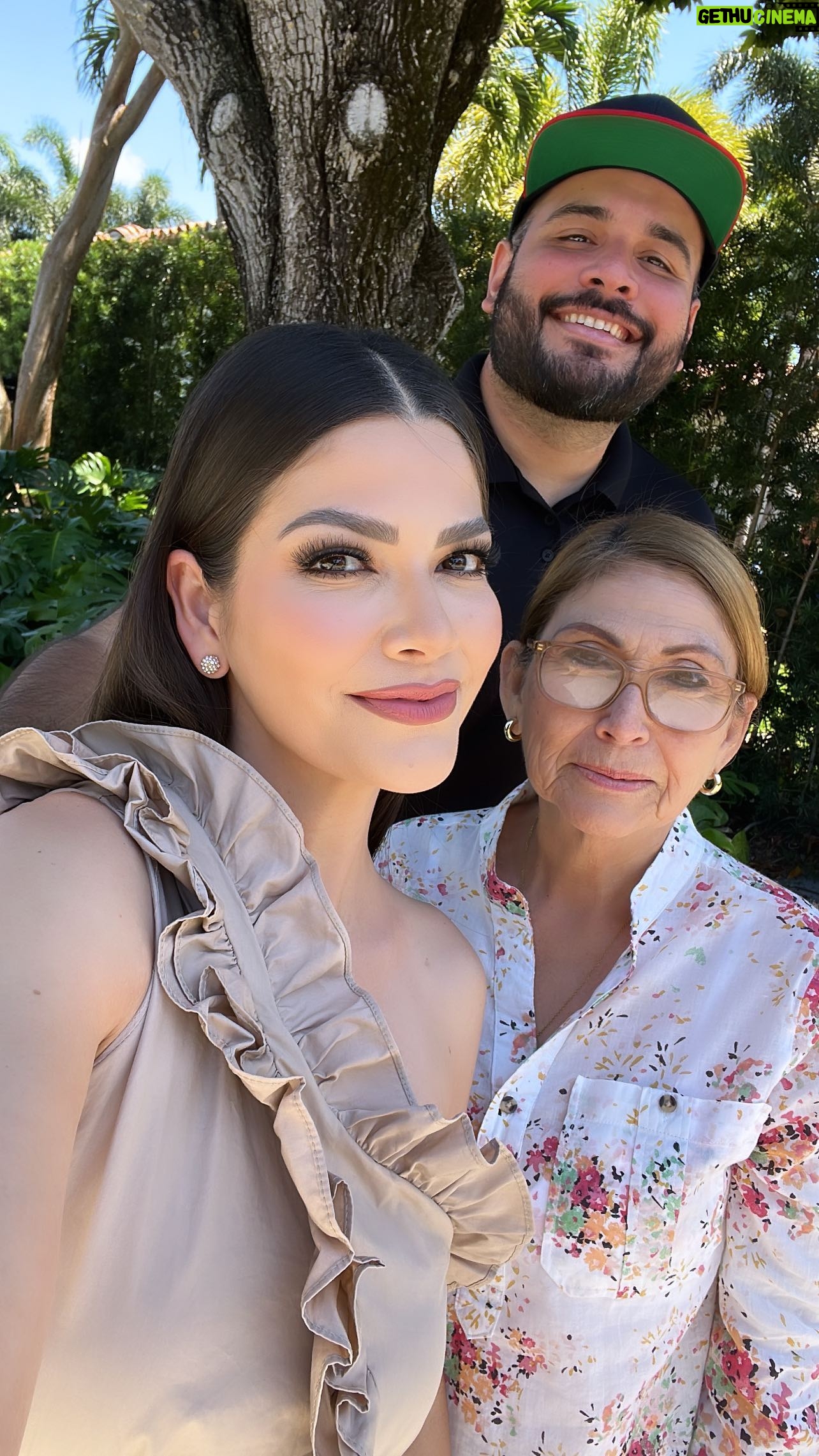 Ana Patricia Gámez Instagram - Día de fotos con @Juanito_visual_ 📸 y mi asistenta que siempre está atenta 🤣 mi Mamá 🥰🌸❤️