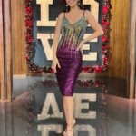 Ana Patricia Gámez Instagram - Inicia la cuenta regresiva para el cierre de temporada de @EnamorandonosUsa 🎄 Gracias por acompañarnos este lunes 🎁 Look: www.Beashion.com ✨ M&H: @BbellaByMillie 💋