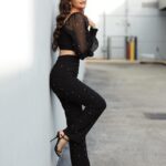 Ana Patricia Gámez Instagram - Posa cómo si no tuvieras que sumir la panza 🤭 Feliz viernes 🖤 Lista para el fin de semana y el día más alegre en @EnamorandonosUsa ✨ Set: www.Beashion.com 💄 @BbellaByMillie 📸 @Juanito_visual_