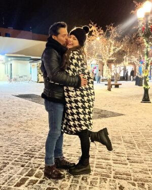 Ana Patricia Gámez Instagram - Y por fin cae nieve en #Aspen ❄️✨🥰 Cena en familia ♥️