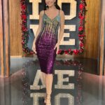 Ana Patricia Gámez Instagram - Inicia la cuenta regresiva para el cierre de temporada de @EnamorandonosUsa 🎄 Gracias por acompañarnos este lunes 🎁 Look: www.Beashion.com ✨ M&H: @BbellaByMillie 💋