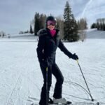 Ana Patricia Gámez Instagram - Día 2 ⛷️ logré bajar una pista azul sin caerme pero me duelen mucho las piernas 🤣 descubrí que mi miedo es a las alturas y a la velocidad 😓 Giulietta hizo sus primeros brincos 😅 Gael pasó a nivel 2 en la escuela y Luis pues que les digo, parece Pro 🤭 #Aspen ❄️ #Snowmass 🎿