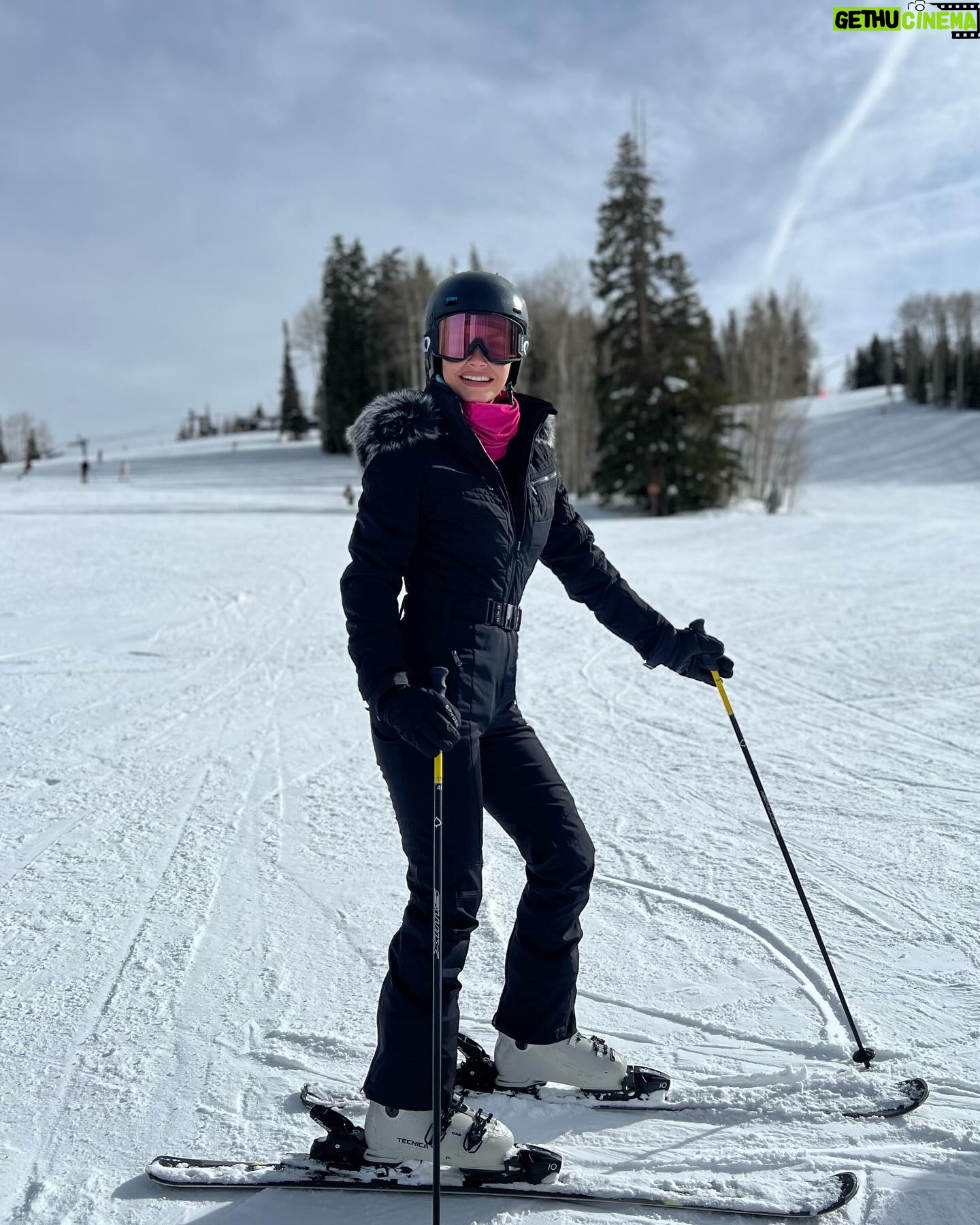 Ana Patricia Gámez Instagram - Día 2 ⛷️ logré bajar una pista azul sin caerme pero me duelen mucho las piernas 🤣 descubrí que mi miedo es a las alturas y a la velocidad 😓 Giulietta hizo sus primeros brincos 😅 Gael pasó a nivel 2 en la escuela y Luis pues que les digo, parece Pro 🤭 #Aspen ❄️ #Snowmass 🎿