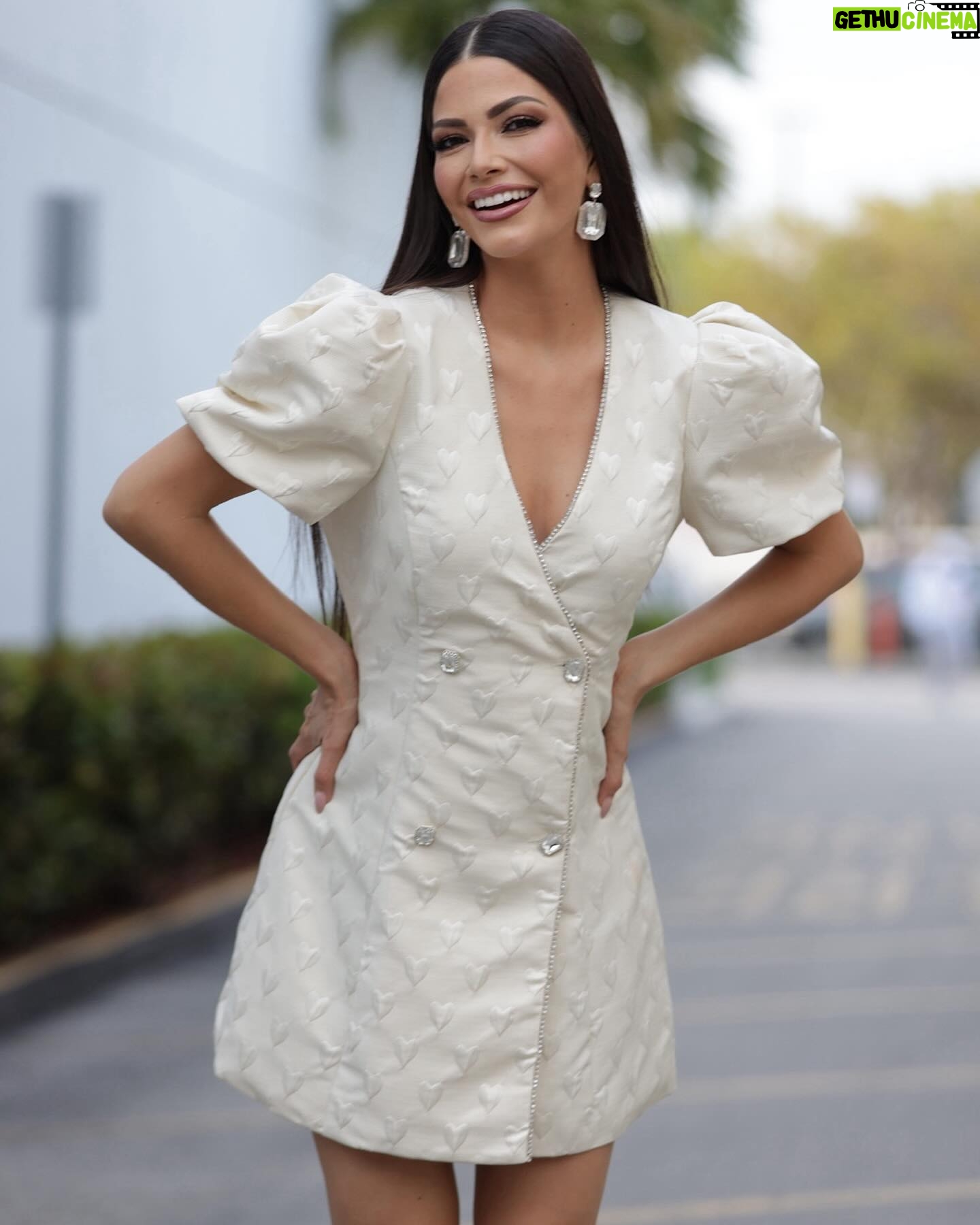 Ana Patricia Gámez Instagram - Yo si sigo creyendo en el amor ❤️🩹 y no solo porque es Febrero! Aunque sea complicado, no es imposible, solo hay que ser sinceros❣️ @EnamorandonosUsa 👗 www.Beashion.com 📸 @Juanito_visual_