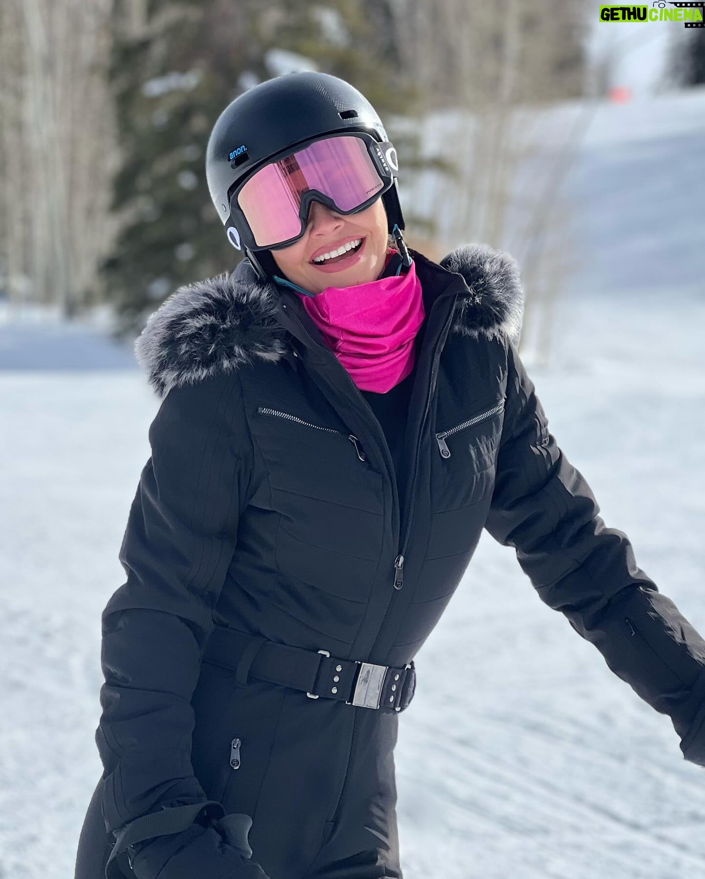 Ana Patricia Gámez Instagram - Día 2 ⛷️ logré bajar una pista azul sin caerme pero me duelen mucho las piernas 🤣 descubrí que mi miedo es a las alturas y a la velocidad 😓 Giulietta hizo sus primeros brincos 😅 Gael pasó a nivel 2 en la escuela y Luis pues que les digo, parece Pro 🤭 #Aspen ❄️ #Snowmass 🎿