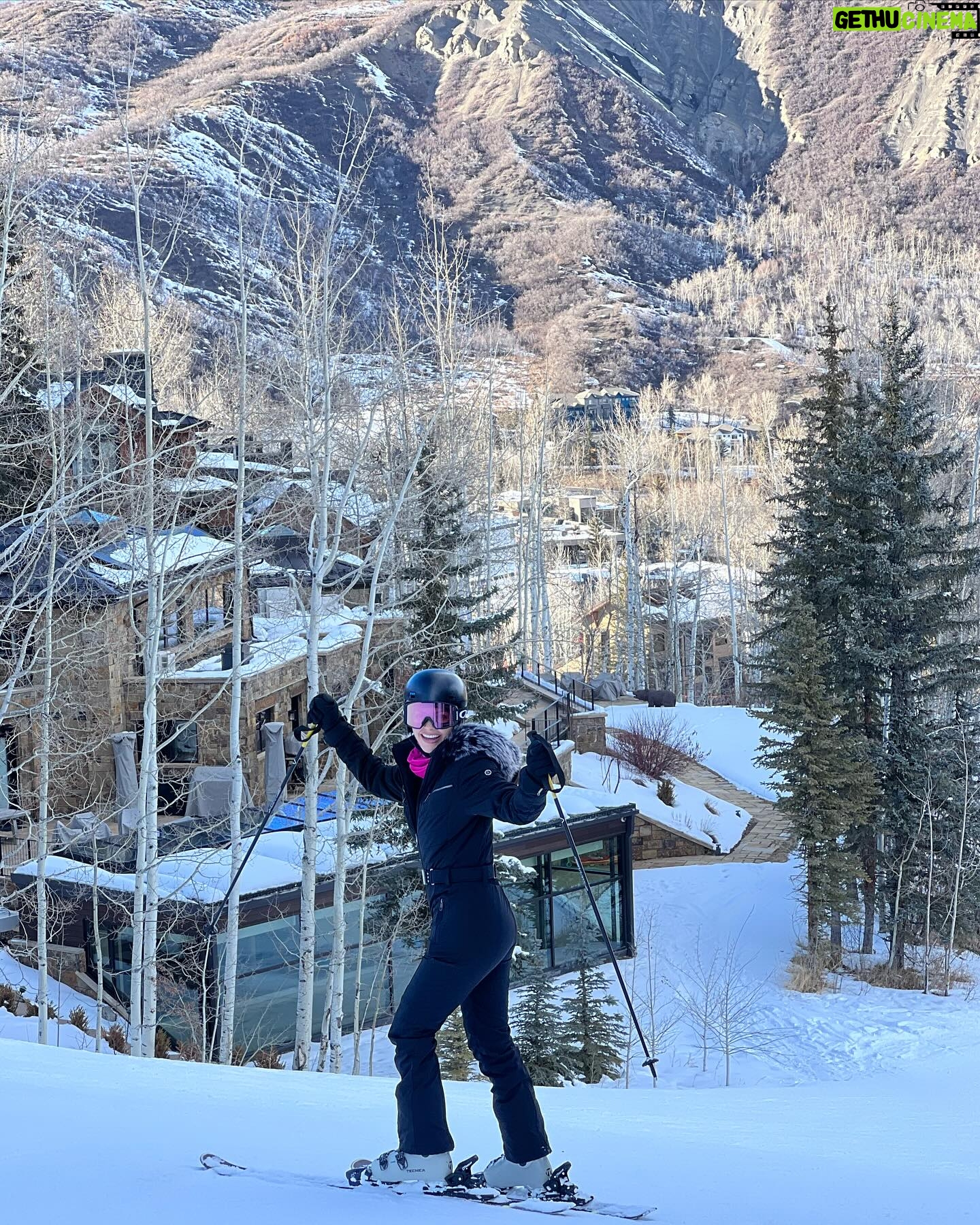 Ana Patricia Gámez Instagram - Día 2 ⛷️ logré bajar una pista azul sin caerme pero me duelen mucho las piernas 🤣 descubrí que mi miedo es a las alturas y a la velocidad 😓 Giulietta hizo sus primeros brincos 😅 Gael pasó a nivel 2 en la escuela y Luis pues que les digo, parece Pro 🤭 #Aspen ❄️ #Snowmass 🎿