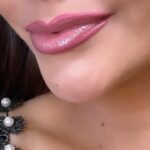 Ana Patricia Gámez Instagram – Que tu boca luzca pintada por más tiempo con este truco 💋
El lip combo que use es de @BbellaByMillieShop en el tono Ana y el brillo Kamila