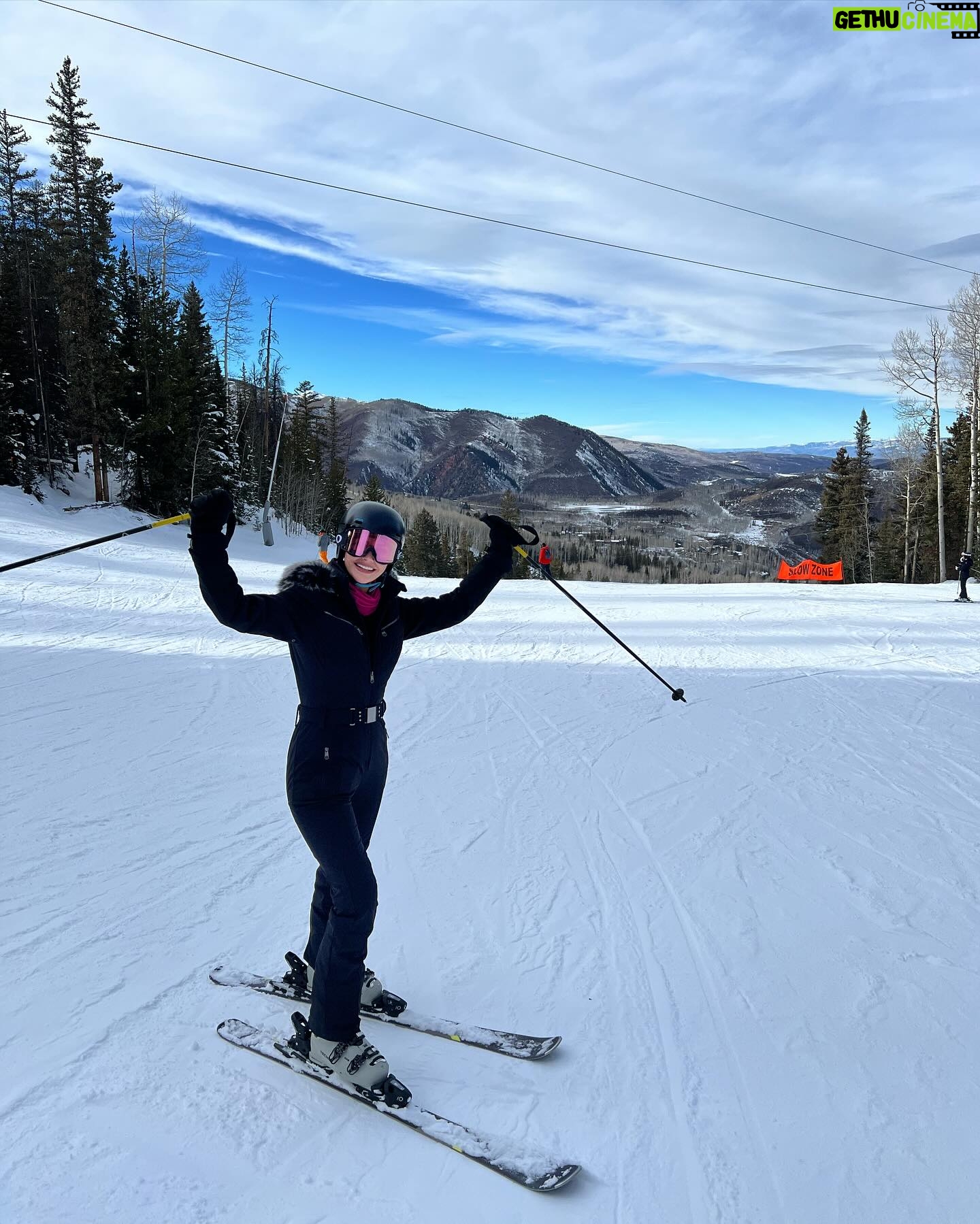 Ana Patricia Gámez Instagram - Día 2 ⛷️ logré bajar una pista azul sin caerme pero me duelen mucho las piernas 🤣 descubrí que mi miedo es a las alturas y a la velocidad 😓 Giulietta hizo sus primeros brincos 😅 Gael pasó a nivel 2 en la escuela y Luis pues que les digo, parece Pro 🤭 #Aspen ❄️ #Snowmass 🎿