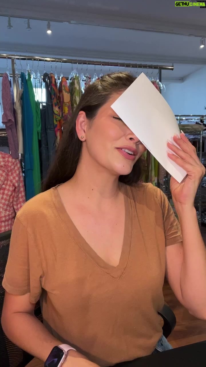 Ana Patricia Gámez Instagram - Así mi sábado empacando algunas órdenes de www.Beashion.com 🌸