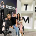 Ana Patricia Gámez Instagram - Te gusta el mundo de la belleza y el maquillaje o te gustaría emprender en este negocio? 💄 Te invito a que conozcas a @AngelaMariaRomero_ 🌸 Hoy tuve la oportunidad de inspirarme y visualizarme creciendo en los negocios como lo ha hecho ella ✨ Empresaria Colombiana que ha triunfado en este País, pero que como muchos empezó de cero pero con muchos sueños, su empresa @CosmeticosAlPorMayor y su nueva línea @TotemicaBeauty son resultado de gran esfuerzo y trabajo constante, se las presento para que igual que yo tengan una referente de todo lo que se puede lograr 🙏🏼 solo hay que atreverse a dar el primer paso! Sigue sus cuentas para que sepas cómo tú también puedes emprender en el mundo de la belleza 💄