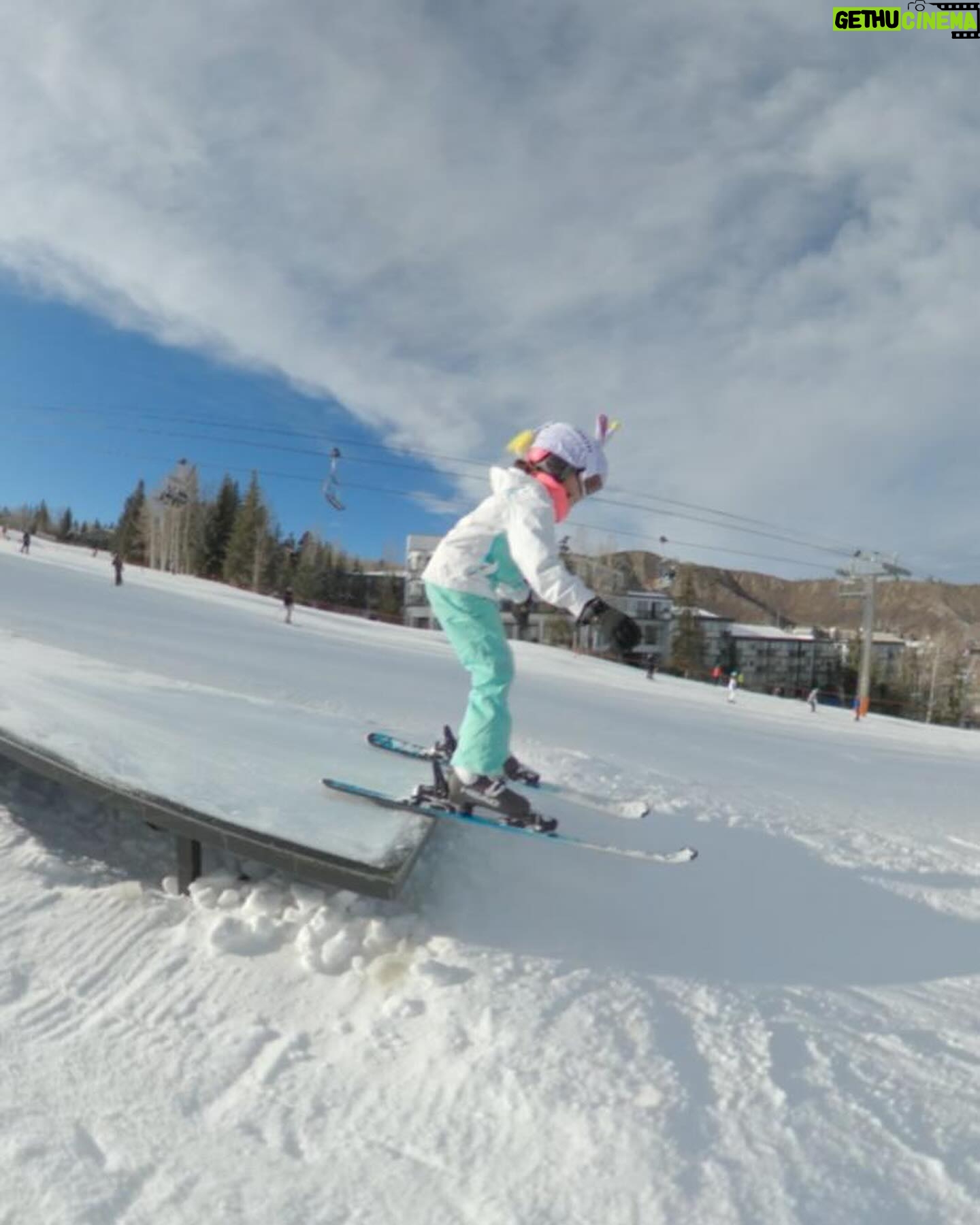 Ana Patricia Gámez Instagram - Día 2 ⛷️ logré bajar una pista azul sin caerme pero me duelen mucho las piernas 🤣 descubrí que mi miedo es a las alturas y a la velocidad 😓 Giulietta hizo sus primeros brincos 😅 Gael pasó a nivel 2 en la escuela y Luis pues que les digo, parece Pro 🤭 #Aspen ❄️ #Snowmass 🎿