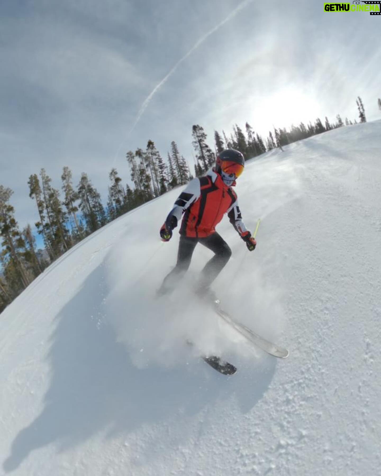 Ana Patricia Gámez Instagram - Día 2 ⛷️ logré bajar una pista azul sin caerme pero me duelen mucho las piernas 🤣 descubrí que mi miedo es a las alturas y a la velocidad 😓 Giulietta hizo sus primeros brincos 😅 Gael pasó a nivel 2 en la escuela y Luis pues que les digo, parece Pro 🤭 #Aspen ❄️ #Snowmass 🎿