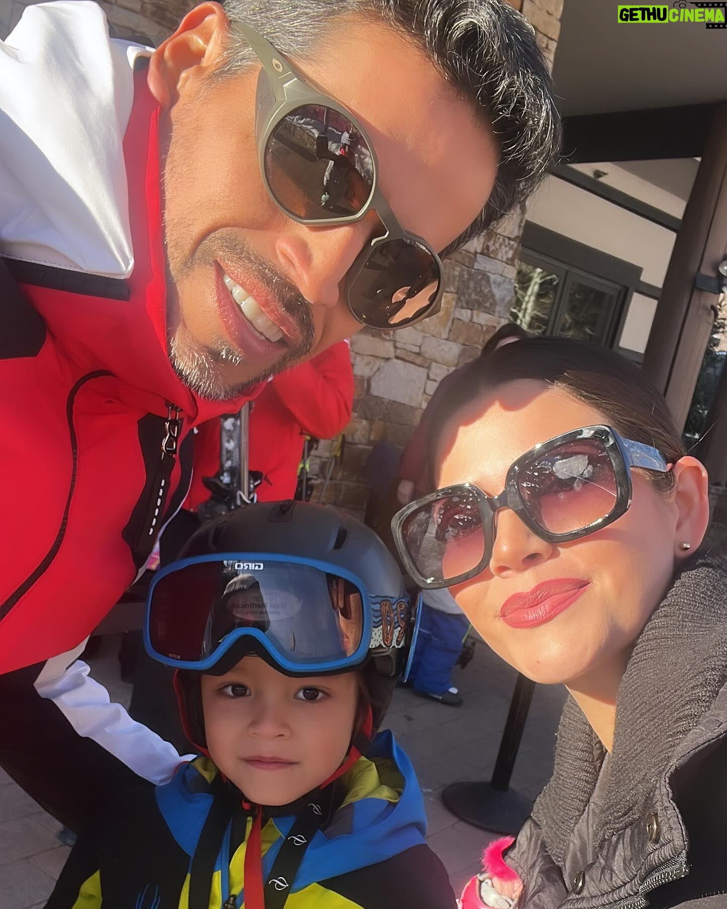 Ana Patricia Gámez Instagram - Día 2 ⛷️ logré bajar una pista azul sin caerme pero me duelen mucho las piernas 🤣 descubrí que mi miedo es a las alturas y a la velocidad 😓 Giulietta hizo sus primeros brincos 😅 Gael pasó a nivel 2 en la escuela y Luis pues que les digo, parece Pro 🤭 #Aspen ❄️ #Snowmass 🎿