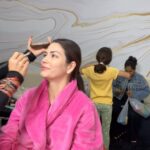Ana Patricia Gámez Instagram - Cuántas personas entraron y salieron? Podrías contarlas 😅Un día, una hora, en mi camerino de @EnamorandonosUsa ❤️ parece punto de reunión 🤣 lo que si es que ahí siempre todos se la pasan bien 🥹🥰🤭