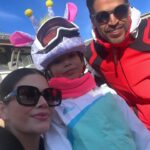 Ana Patricia Gámez Instagram – Día 2 ⛷️ logré bajar una pista azul sin caerme pero me duelen mucho las piernas 🤣 descubrí que mi miedo es a las alturas y a la velocidad 😓 Giulietta hizo sus primeros brincos 😅 Gael pasó a nivel 2 en la escuela y Luis pues que les digo, parece Pro 🤭 
#Aspen ❄️ #Snowmass 🎿